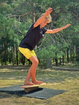 “Cross step” jeden z tričků, který dokáže potrápit. . #kubara #kubarabalance #balancnideska