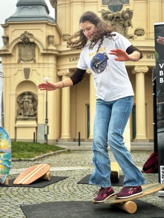 🌱🍯 @pragueworldveganfest | Street food festival v podání Kubara balance💪⚖️. Spoustu z vás si balance board vyzkoušelo na...