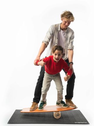 Na balance board ve dvou?🙈 I to je možné💪, stačí najít parťáka, co má balanc v krvi😜🧘‍♂️. . #kubaracz #kubarabalance...