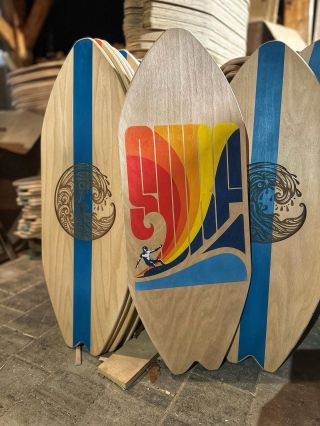 Vítězná deska z naší soutěže putuje @matyas_mokrys🏆. Zadání bylo “retro surf” a tohle je výsledek😍🌊. . Potisk by:...